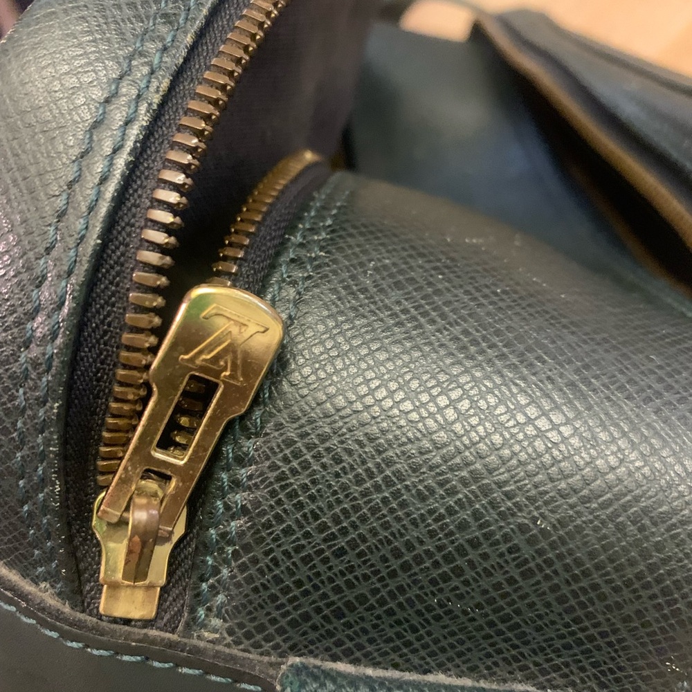 Louis Vuitton Taiga Reporter, messenger-bag, in the color green - Picture 14 of 16
